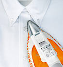 Rowenta Focus im Leopardenprint schleicht auch an die schwer erreichbaren Stellen und hinterlässt mit neuer Bügelspitze und viel Dampf tadellose Glätte