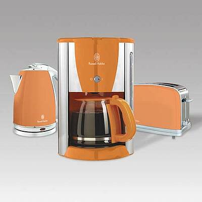 Wasserkocher, digitale oder analoge Kaffeemaschine und Toaster in Hot Orange (Fotos: Russell Hobbs)