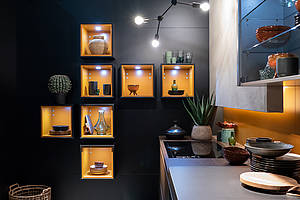 Die Küche bleibt Mittelpunkt des Wohnens und macht sich zunehmend unsichtbar (Häcker Küchen)