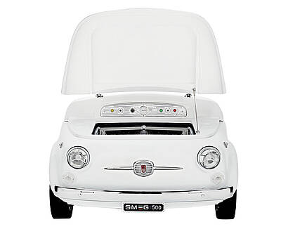 Unter der Kühlerhaube des historischen Fiat 500 Modells versteckt sich ein 100 Liter fassender Kühlschrank. Eine gelunge Kooperation von Smeg und Fiat