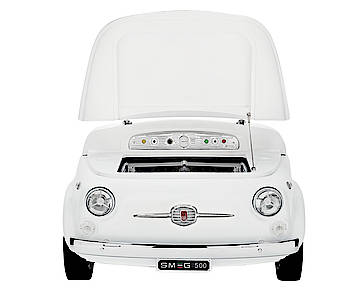 Unter der Kühlerhaube des historischen Fiat 500 Modells versteckt sich ein 100 Liter fassender Kühlschrank. Eine gelunge Kooperation von Smeg und Fiat