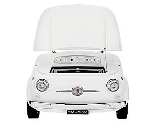 Unter der Kühlerhaube des historischen Fiat 500 Modells versteckt sich ein 100 Liter fassender Kühlschrank. Eine gelunge Kooperation von Smeg und Fiat