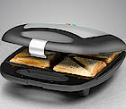 Überraschend Freunde zu Gast? Mit einem Sandwich Maker von Rommelsbacher kommt schnell was leckeres Warmes auf den Tisch