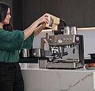 Für die gemütliche Kaffee-Ecke zuhause bietet Sage Appliances neben feinen Siebträgermaschinen auch einige Tipps