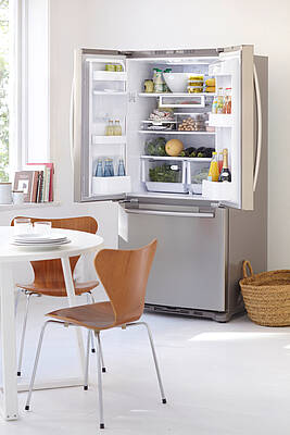 Beim French-Door-Kühlschrank liegt hinter beiden Flügeltüren der Kühlbereich. Das Gefrierfach ist unterhalb. (Fotos: Samsung)