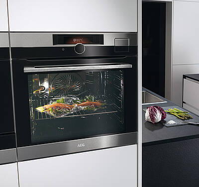 Der AEG Backofen SenseCook soll dank Kerntemperatursensor auf den Punkt garen