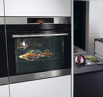 Der AEG Backofen SenseCook soll dank Kerntemperatursensor auf den Punkt garen