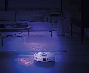 Dank integrierter UV-Technologie und präziser RGB-Sensorik erkennt er auch schwer sichtbare Verschmutzungen und entfernt sie gezielt