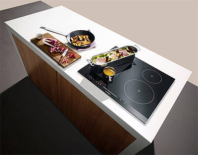 Zwei Induktions Kochfelder lassen sich zu einer großen Fläche schalten. (Fotos: Siemens)
