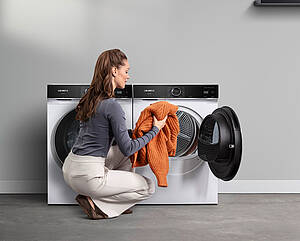 Mit modernen Wärmepumpentrocknern lässt sich Kleidung umweltbewusst und schonend trocknen (Foto: Siemens)