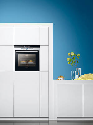 Backofen in Glas und Stahl mit beleuchtetem Display (Fotos: Siemens)