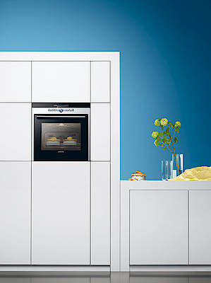 Backofen in Glas und Stahl mit beleuchtetem Display (Fotos: Siemens)