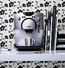 Nimmt nur wenig Raum ein und spart Energie - der Kaffeevollautomat TK58001. (Fotos: Siemens)