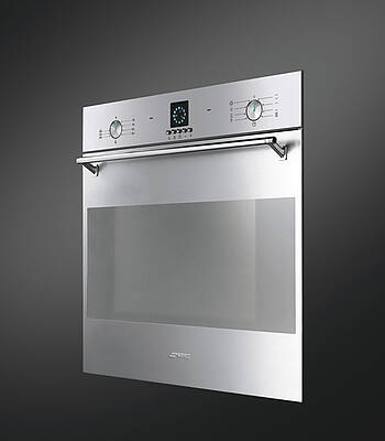 Die belüftete Backofentür sorgt für Sicherheit. (Fotos: Smeg)