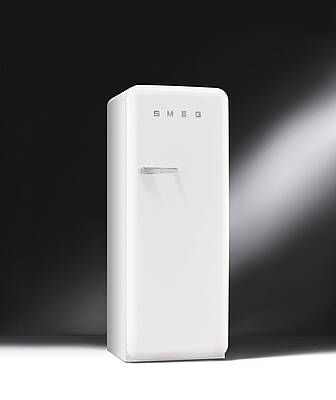 Im Look der 50er gibt es jetzt neben den bunten Kollegen den Kühlschrank auch in Weiß. (Fotos: Smeg)