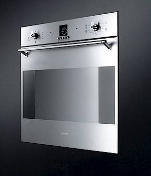 Die Tür ist dreifach verglast und herausnehmbar<br>(Fotos: Smeg)