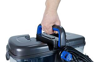 Mit seinem Gewicht von rund 5,5 kg, einem Aktionsradius von über sieben Metern und ergonomischen Griff ist der Waschsauger auf komfortables Arbeiten ausgelegt