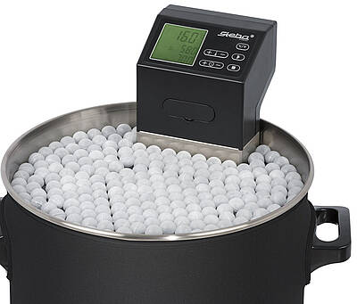 Thermoisolierende Schwimmkugeln bedecken den Topf wie ein Deckel und erhöhen die Temperaturgenauigkeit beim Sous-Vide Garen