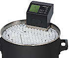 Thermoisolierende Schwimmkugeln bedecken den Topf wie ein Deckel und erhöhen die Temperaturgenauigkeit beim Sous-Vide Garen