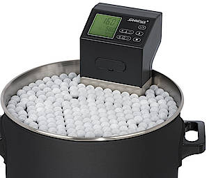 Thermoisolierende Schwimmkugeln bedecken den Topf wie ein Deckel und erhöhen die Temperaturgenauigkeit beim Sous-Vide Garen