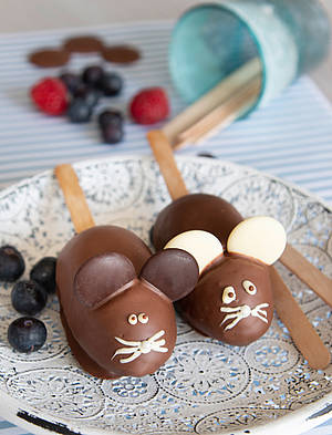 Im Handumdrehen lassen sich in der Städter Backform fantasievolle Eis Lollies herstelllen. Zum Dahinschmelzen schön - die kleinen Eismäuse