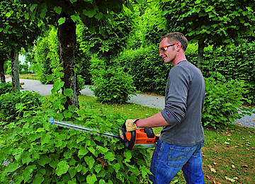 Wendige Heckenschere wahlweise auch mit zwei Schnittflächen. (Fotos: Stihl)