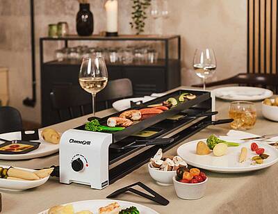 Den praktischen und stylischen CheeseGrill gibt es in drei Modellgrößen, jeweils in white, black, ivory gold, merlot red und mint green