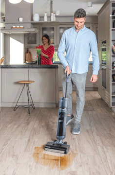 Der neue kabellose und smarte Thomas Aqua FloorCleaner Cordless wischt und saugt in einem Arbeitsgang und ist für alle Hartböden geeignet