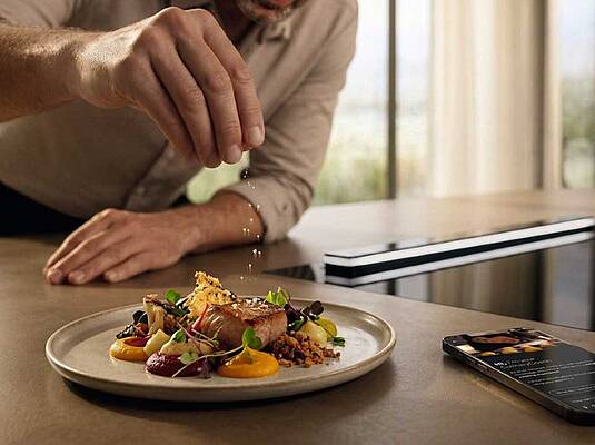 Der CulinaryCoach wird zum intelligenten Begleiter im Kochalltag: Er verbindet App und Backofen, überträgt die passenden Einstellungen und unterstützt bei der Zubereitung – für mehr Sicherheit, weniger Aufwand und Ergebnisse, die gelingen. (Foto:Miele)