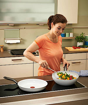 Die neuen Tefal Modelle sind auf den ersten Blick an der weißen Keramikversiegelung innen und außen sowie am roten Thermo-Spot® im Zentrum der Pfanne zu erkennen