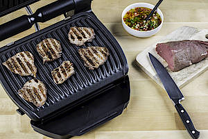 Der OptiGrill Smart erkennt durch den integrierten Sensor automatisch die Dicke des Grillguts und richtet den Grillvorgang danach aus