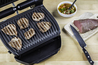 Der OptiGrill Smart erkennt durch den integrierten Sensor automatisch die Dicke des Grillguts und richtet den Grillvorgang danach aus