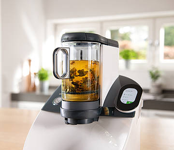 Das Temial-Teegerät Starterset wird mit Servierkanne und zwei Teeschalen, einem To-Go-Becher, einer „Tee-Entdecken-Box“ sowie einer BRITA INTENZA Filterkartusche und zwei Entkalkern geliefert