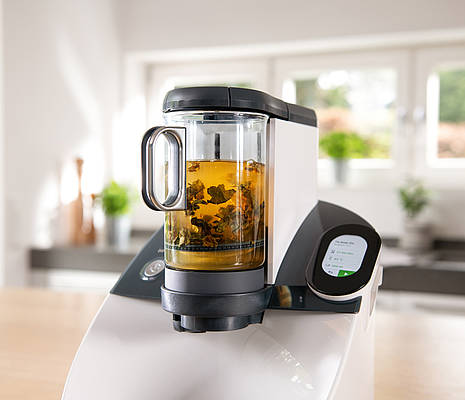 Das Temial-Teegerät Starterset wird mit Servierkanne und zwei Teeschalen, einem To-Go-Becher, einer „Tee-Entdecken-Box“ sowie einer BRITA INTENZA Filterkartusche und zwei Entkalkern geliefert