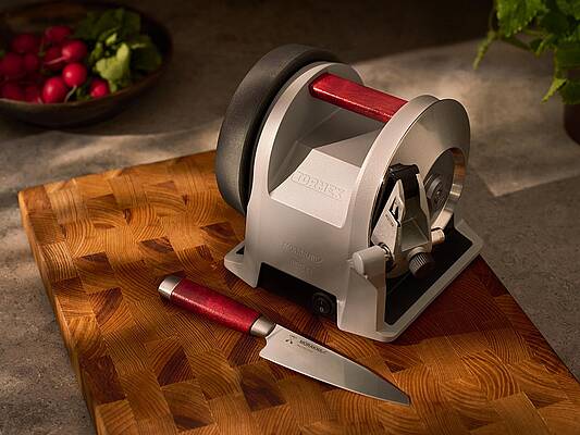 Die T-1 Morakniv Edition wird mit einem hochwertigen Universalmesser ausgeliefert (Bild: Tormek)