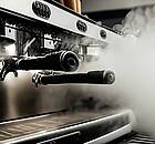 Mit einem Trockendampfreiniger können selbst schwer zugängliche Stellen im Kaffeevollautomaten erreicht und gereinigt werden – und das ganz ohne den Einsatz von Chemie