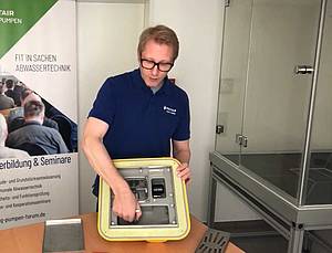 Jung Pumpen-Technikexperte Jens Höwener präsentiert ausgesprochen informativ und kurzweilig häufig gestellte Abwasserfragen in kurzweiligen Videos