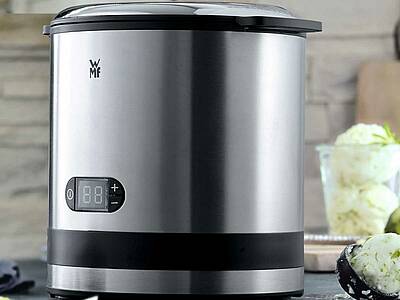 Braucht wenig Platz, liefert schnell leckeres Eis: die kompakte WMF KÜCHENminis Eismaschine 3in1