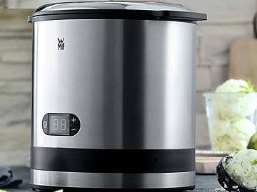 Braucht wenig Platz, liefert schnell leckeres Eis: die kompakte WMF KÜCHENminis Eismaschine 3in1