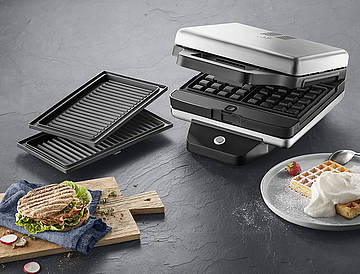 Mit dem WMF Lono Snack Master gelingen Snacks von süß bis herzhaft: Im Standard-Paket sind Aluminium-Gussplatten für Waffeln und Sandwiches enthalten, weitere können hinzugekauft werden