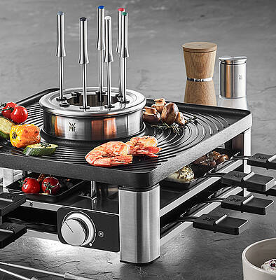 Social Dining vom Feinsten - denn mit der WMF Gourmet Station 3in1 werden Raclette, Fondue & Tischgrillen für acht Personen in einem Gerät kombiniert, da kommt jeder auf seinen Geschmack