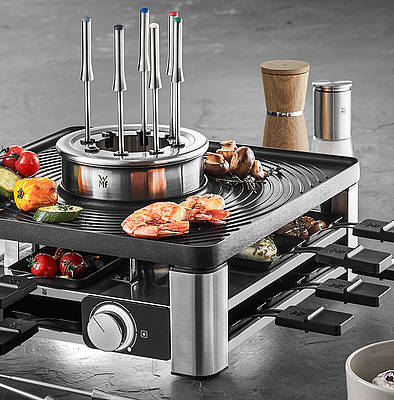 Social Dining vom Feinsten - denn mit der WMF Gourmet Station 3in1 werden Raclette, Fondue & Tischgrillen für acht Personen in einem Gerät kombiniert, da kommt jeder auf seinen Geschmack