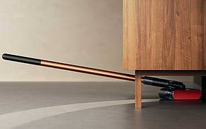 Er lässt sich bis zu 170° flachlegen, um unter niedrigen Möbeln zu reinigen und enge Stellen zu erreichen