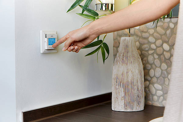 Wer die Tipps der Initiative Wärme+ beherzigt, kann Heizkosten sparen, beispielsweise durch moderne Thermostatventile (Foto AEG)
