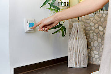 Wer die Tipps der Initiative Wärme+ beherzigt, kann Heizkosten sparen, beispielsweise durch moderne Thermostatventile (Foto AEG)
