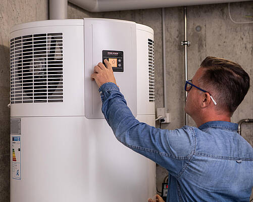 Mit einer Warmwasser-Wärmepumpe muss nur rund ein Viertel der Energie aus dem Stromnetz bezogen werden. Die restliche Wärmeenergie gewinnt das Gerät aus der Luft