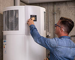 Mit einer Warmwasser-Wärmepumpe muss nur rund ein Viertel der Energie aus dem Stromnetz bezogen werden. Die restliche Wärmeenergie gewinnt das Gerät aus der Luft