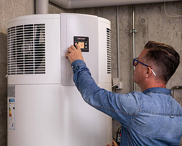 Mit einer Warmwasser-Wärmepumpe muss nur rund ein Viertel der Energie aus dem Stromnetz bezogen werden. Die restliche Wärmeenergie gewinnt das Gerät aus der Luft