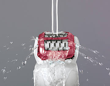 Der Panasonic Epilierer ES-ED90 Wet/Dry mit konturflexiblem Schwingkopf entfernt Körperbehaarung einfach und komfortabel