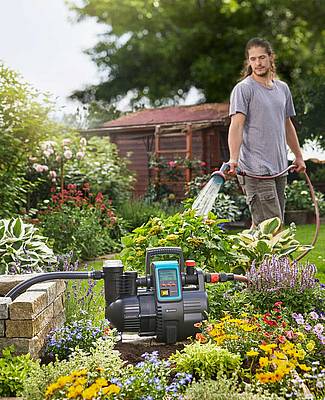 Regner, Brausen oder ein wassersparendes Tropfsystem - hier helfen Pumpen, um das Wasser aus Regentonnen, Brunnen oder Zisternen zu fördern